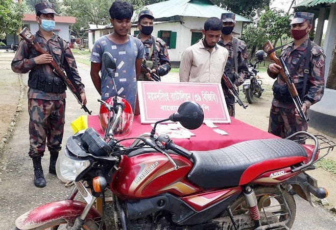 হেলমেটের ভেতর ভারতীয় রুপি, দুই যুবক আটক