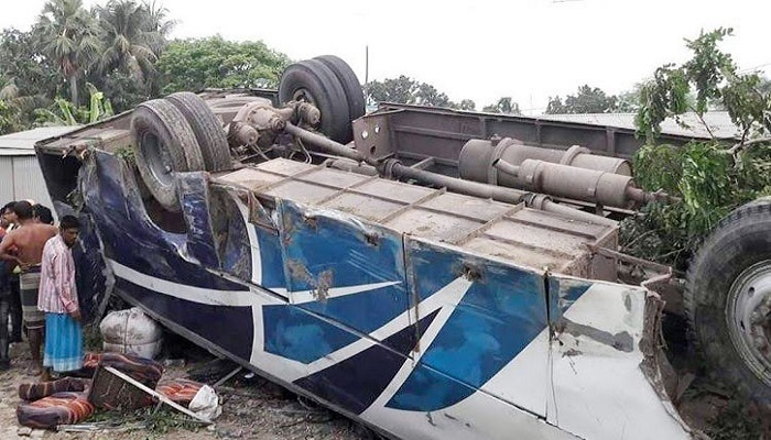 কুমিল্লার চান্দিনায় বাস উল্টে নিহত ২