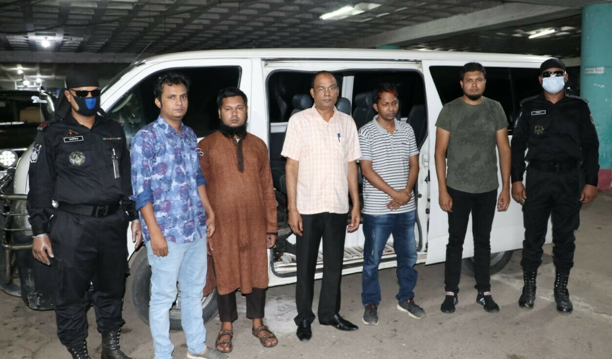 লিবিয়ার নাগরিকসহ মানবপাচারকারী চক্রের ৬ জন আটক