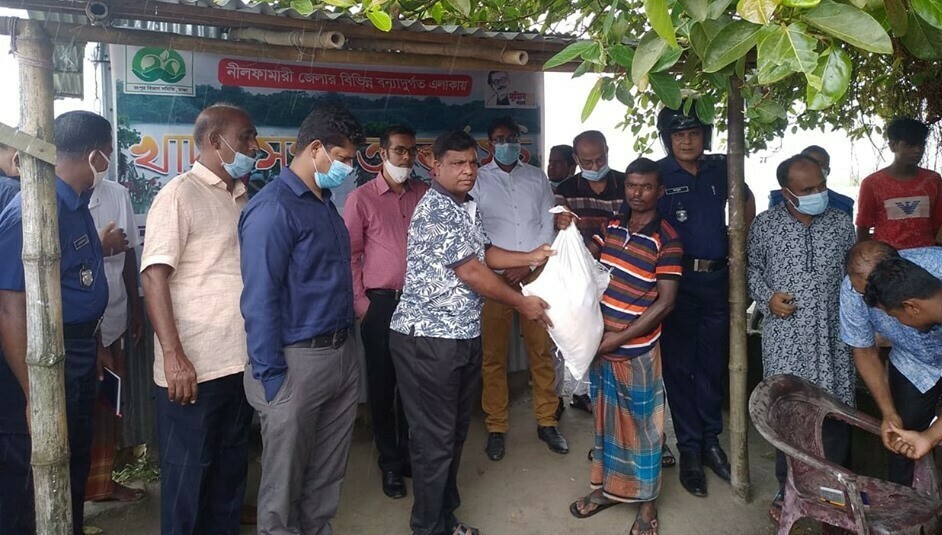 নীলফামারীর ডিমলায় বন্যার্তদেরকে খাদ্যসামগ্রী দিল রংপুর বিভাগ সমিতি, ঢাকা