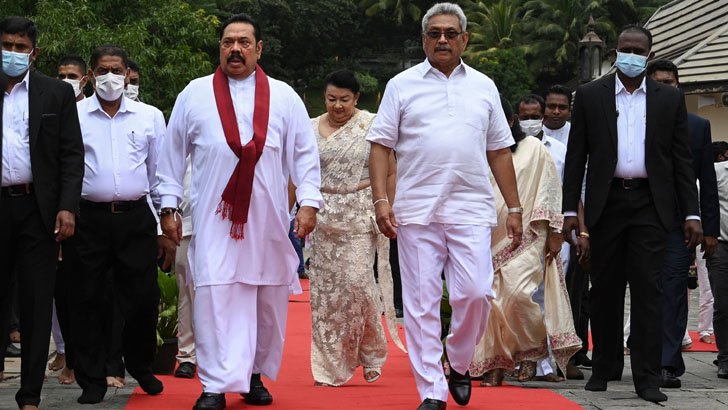 ভাই-ভাতিজাদের মধ্যে মন্ত্রণালয় বন্টন করলেন শ্রীলংকার প্রেসিডেন্ট
