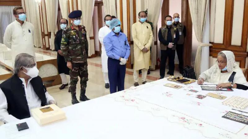 করোনা শনাক্তের পরদিন প্রধানমন্ত্রীর সামনে গেলেন ডাক বিভাগের ডিজি