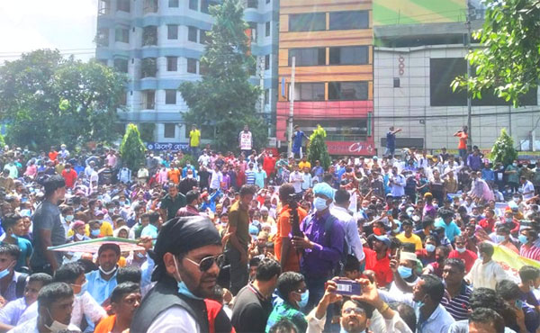 প্রাথমিক শিক্ষা অধিদফতর ঘেরাও, মিরপুরে তীব্র যানজট