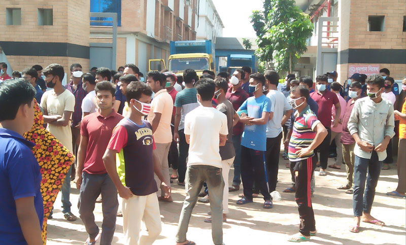 ঢাকা-আরিচা মহাসড়কে শ্রমিকদের অবরোধ