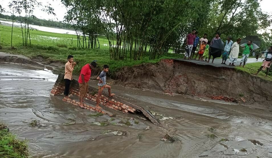 নীলফামারীর কিশোরগঞ্জে অতি বর্ষণে ব্যাপক ক্ষয়ক্ষতি, বিপর্যস্ত যোগাযোগ ব্যবস্থা