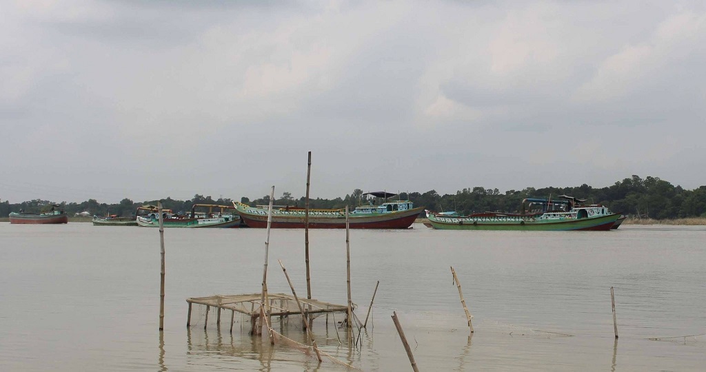 কালীগঙ্গা নদীতে বালু উত্তোলন: দিশেহারা কয়েকশ পরিবার