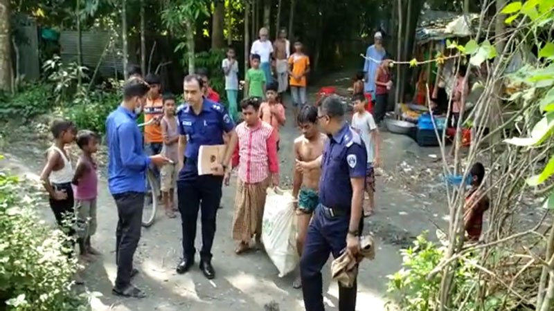 নোয়াখালীতে নির্যাতিতা সেই গৃহবধূর ঘর থেকে আলামত সংগ্রহ