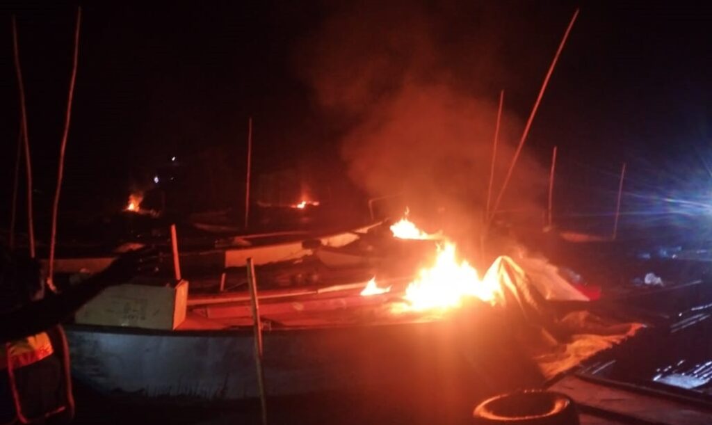 পদ্মায় ৯৪টি ইলিশ ধরার ট্রলার ডুবিয়ে দিল নৌ-পুলিশ