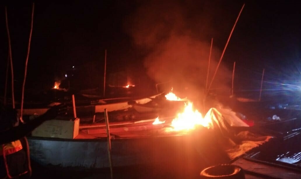 পদ্মায় ৯৪টি ইলিশ ধরার ট্রলার ডুবিয়ে দিল নৌ-পুলিশ