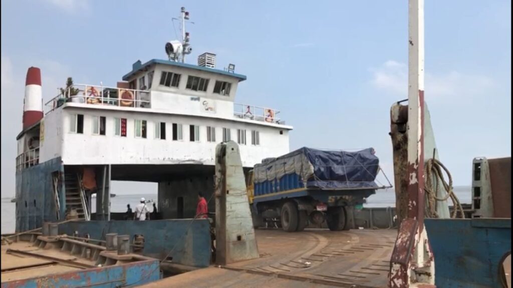 বিকল্প চ্যানেলে ১১ দিন পর শিমুলিয়া-কাঁঠালবাড়ি রুটে ফেরি চলাচল শুরু