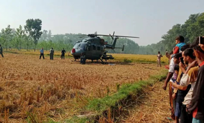 হঠাৎ খোলা মাঠে ভারতীয় বিমানবাহিনীর হেলিকপ্টার! উৎসুক জনতার ভিড়
