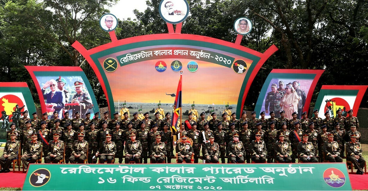 সেনাবাহিনীর ছয়টি ইউনিটকে রেজিমেন্টাল কালার প্রদান করলেন সেনাপ্রধান