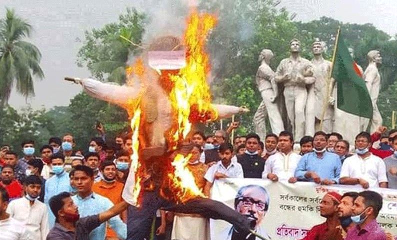 মুফতি রেজাউল করিম ও আল্লামা মামুনুল হকের কুশপুতুল দাহ