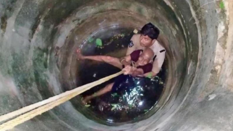 কুয়ায় ৭০ বছরের বৃদ্ধা, বাঁচাতে ঝাঁপিয়ে পড়লেন পুলিশ কনস্টেবল