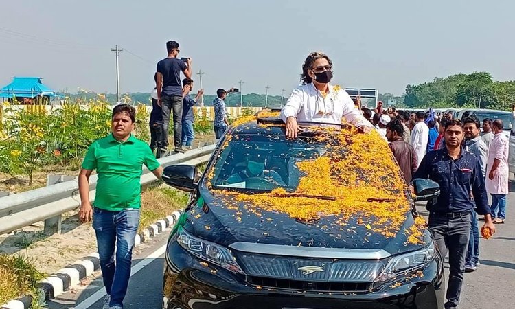 টুঙ্গিপাড়ায় বঙ্গবন্ধুর সমাধিতে শ্রদ্ধা জানাতে যুবলীগ, বহর থামিয়ে টোল পরিশোধ পরশের