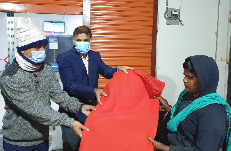 আধাঁর রাতে কম্বল হাতে শীতার্তদের পাশে এসপি রিফাত