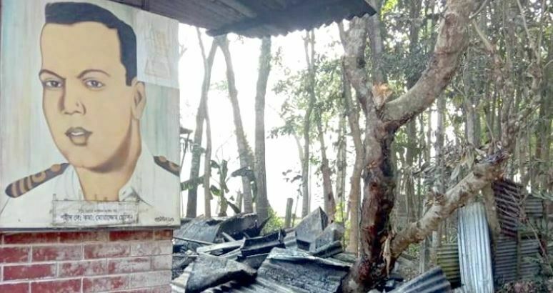 শহীদ মোয়াজ্জেম হোসেনের বাড়িতে আগুন