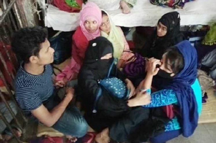 হোস্টেলের ছাদ থেকে প্রায়ই হাঁটাহাঁটির শব্দ শোনা যেত!