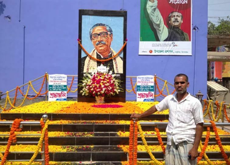 ৪০ কেজি ফুল দিয়ে বঙ্গবন্ধুর ম্যুরাল সাজালেন রিকশাচালক