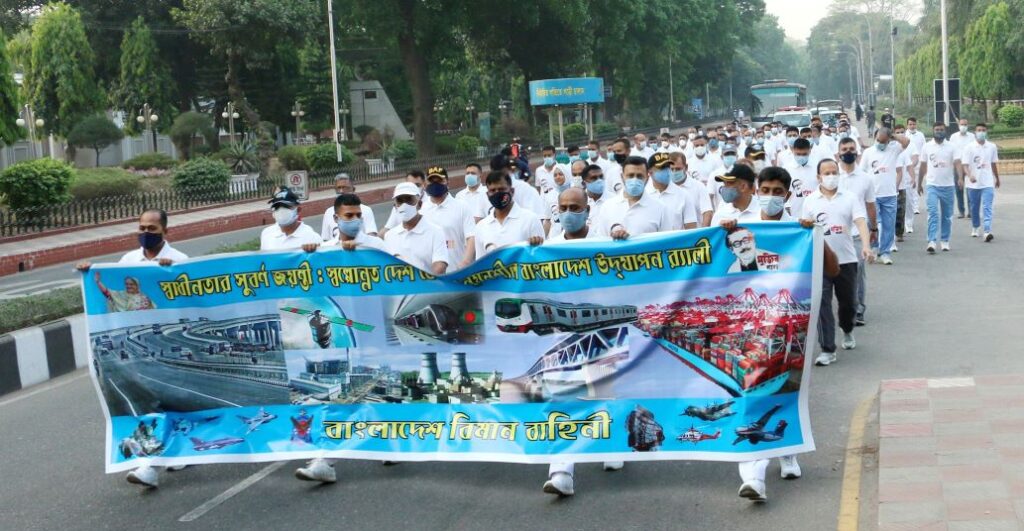 স্বাধীনতার সুবর্ণজয়ন্তী উদযাপন উপলক্ষে বিমান বাহিনীর শোভাযাত্রা