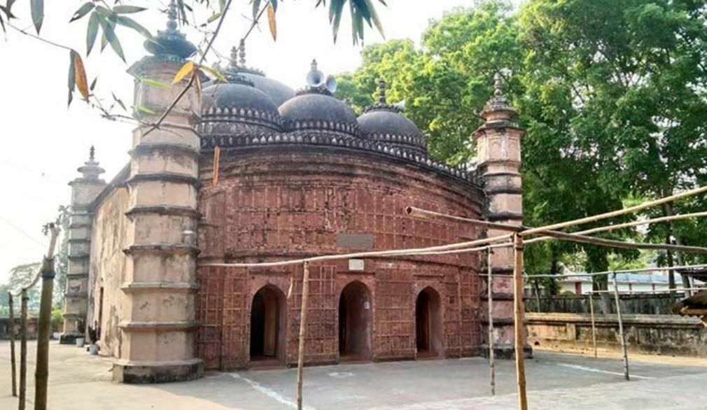 ৪০০ বছরের প্রাচীন ঐতিহ্য আতিয়া মসজিদ