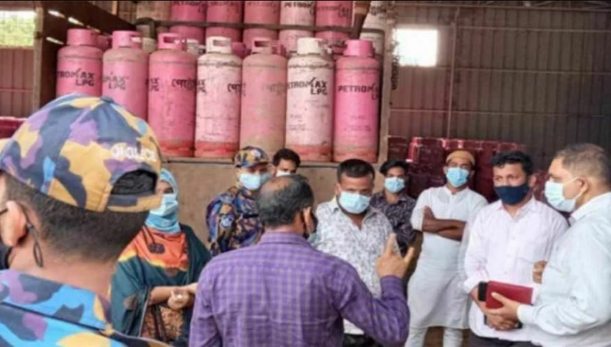 বেশি দামে গ্যাস বিক্রি করায় পাঁচ প্রতিষ্ঠানকে জরিমানা