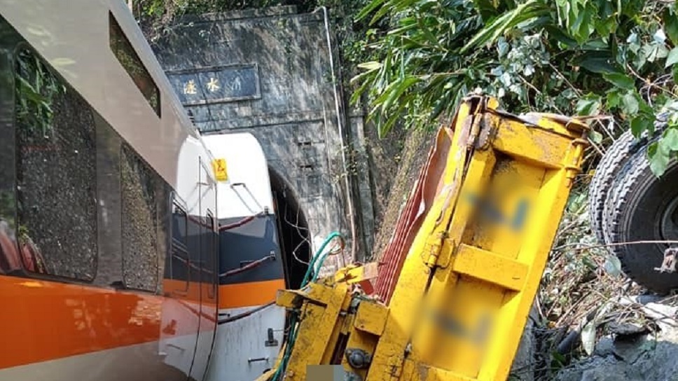 তাইওয়ানে ট্রেন দুর্ঘটনায় ৩৬ জনের প্রাণহানি