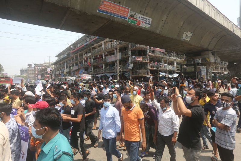 দোকান খুলে দেওয়ার দাবিতে রাজধানীতে বিক্ষোভ, সড়ক অবরোধ