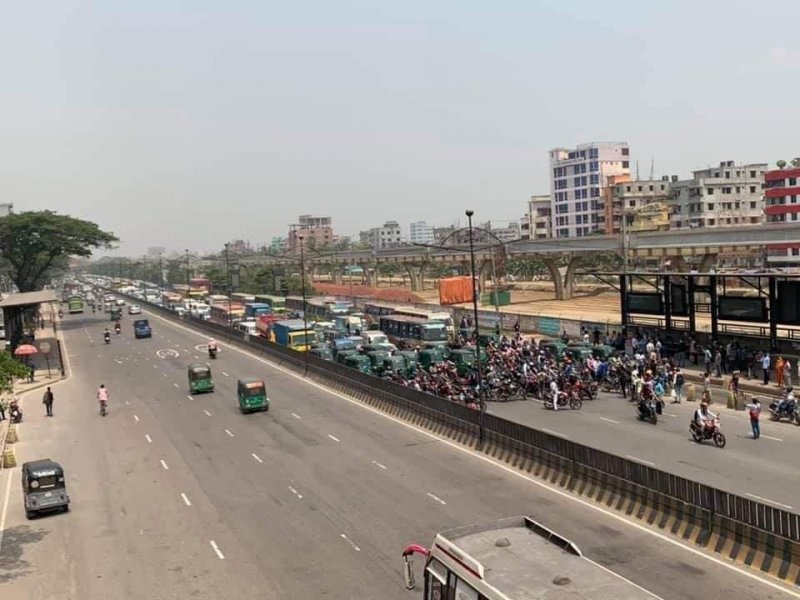 দোকান খুলে দেওয়ার দাবিতে রাজধানীতে বিক্ষোভ, সড়ক অবরোধ