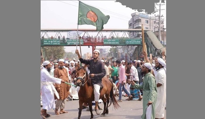 ঘোড়ায় চড়ে জাতীয় পতাকা হাতে হেফাজতের সেই কর্মী গ্রেফতার