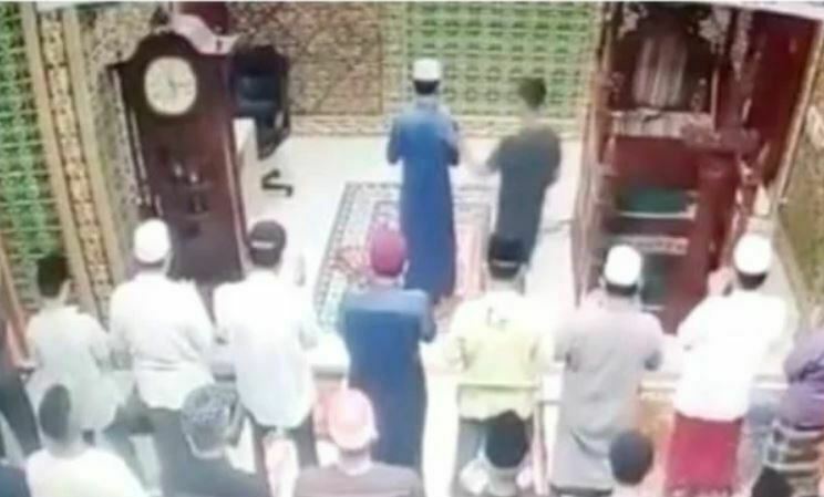 নামাজরত ইমামকে থাপ্পড়, হামলাকারী গ্রেফতার