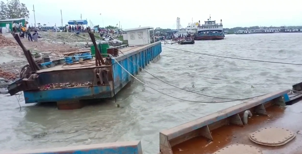 ঘূর্ণিঝড় ইয়াস: ঢেউয়ের তোড়ে দুই ভাগ শিমুলিয়া ঘাটের পন্টুন