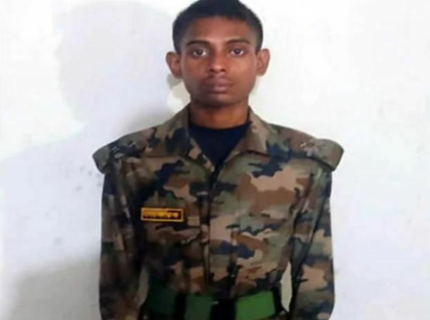 সিকিউরিটি গার্ডের পোশাকে তরুণীর সঙ্গে দেখা করতে গিয়ে ধরা
