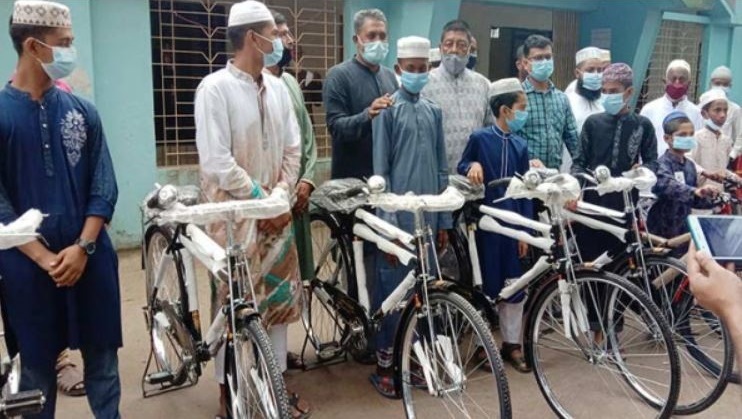 টানা ৪০ দিন জামাতে নামাজ পড়ে সাইকেল পেল ১২ কিশোর