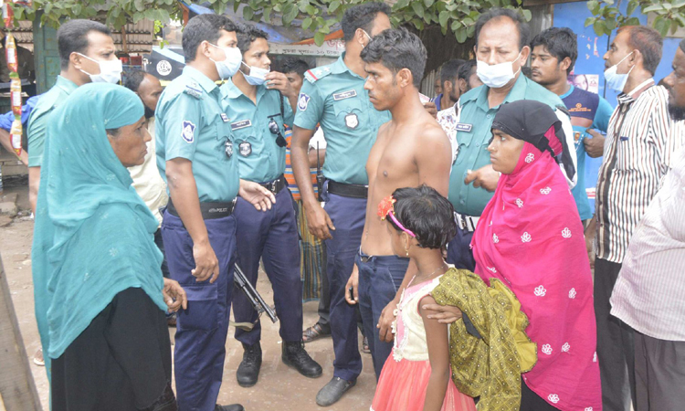 মারধরের পর শিশু কন্যাকে জানালা দিয়ে ফেলে দেয় বাস শ্রমিকরা