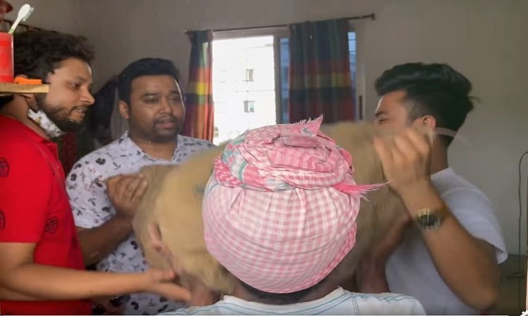 ইউএনও’র জরিমানা: সেই বৃদ্ধের বাসায় ৩ মাসের খাবার পৌঁছে দিলেন রাব্বানী