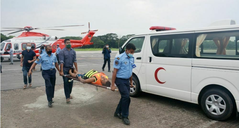 উত্তাল সাগরে বিমান বাহিনীর সফল অভিযান, রক্ষা পেলেন ১২ নাবিক