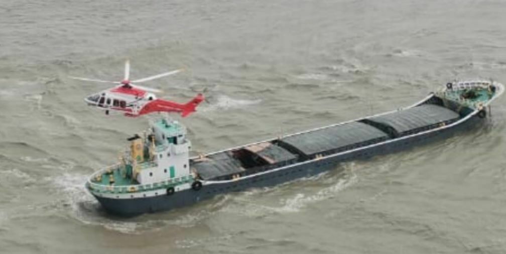 উত্তাল সাগরে বিমান বাহিনীর সফল অভিযান, রক্ষা পেলেন ১২ নাবিক