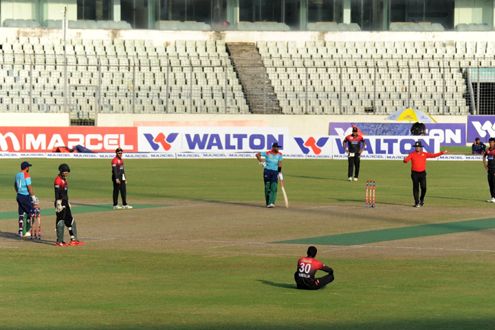 আম্পায়ারের সিদ্ধান্তে অসন্তুষ্টি, জরিমানা গুণলেন মাহমুদউল্লাহ
