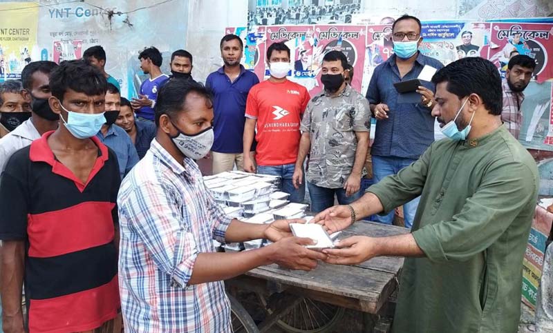 তথ্যমন্ত্রীর বাসায় তৈরি করা খাবার বিতরণ হচ্ছে চট্টগ্রামের ফুটপাতে