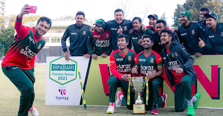 হাসিমুখে দেশে ফিরলো টাইগাররা