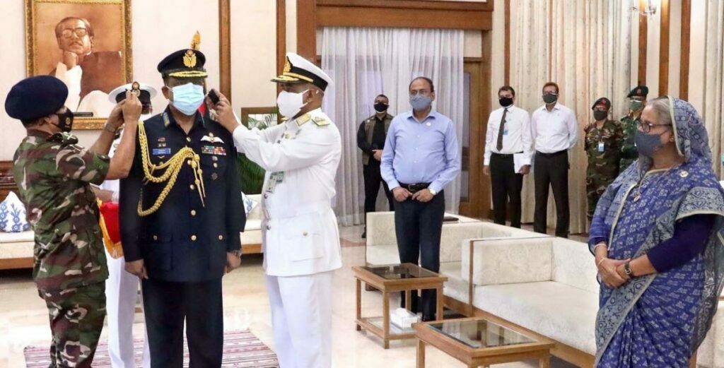 প্রধানমন্ত্রীর উপস্থিতিতে র্যাঙ্ক ব্যাজ পরানো হলো বিমান বাহিনী প্রধানকে