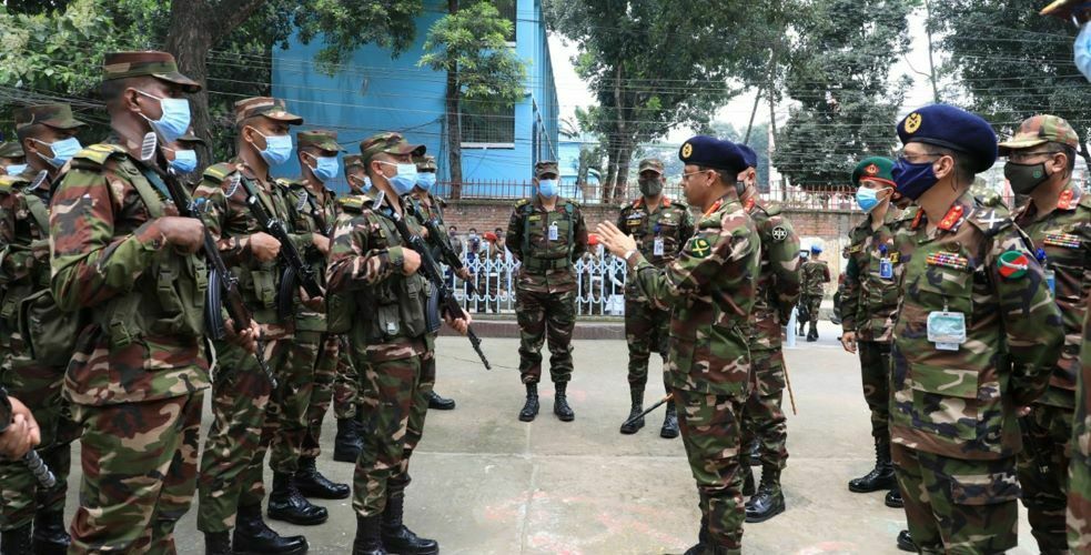 টাঙ্গাইলে সেনাবাহিনীর টহল কার্যক্রম পরিদর্শন করলেন সেনাপ্রধান