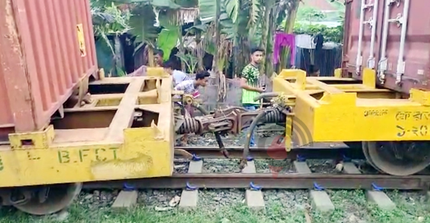 টঙ্গীতে ট্রেনের বগি লাইনচ্যুত, ঢাকার সঙ্গে সারাদেশের রেল যোগাযোগ বন্ধ