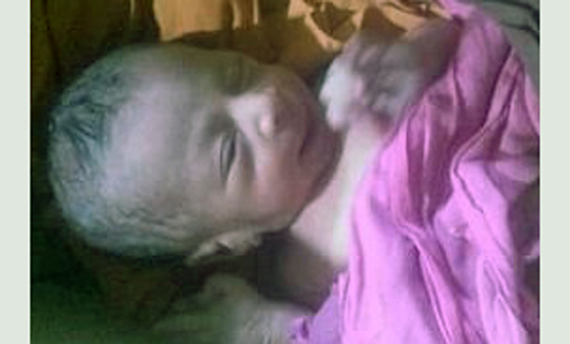 বিস্কুটের কার্টনে নড়াচড়া করছিলো ফুটফুটে নবজাতক, মুখ ছিল টেপ পেচানো!