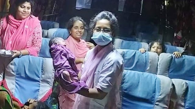 গভীর রাতে বাসেই সন্তান জন্ম দিলেন নারী