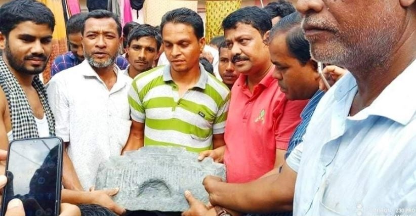 ঈদগাহের মাটি খননকালে বেরিয়ে এলো কষ্টিপাথরের মূর্তি