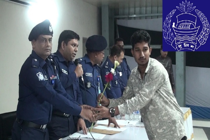 ১০০ টাকায় পুলিশে চাকরি পেলেন ৭৫ জন