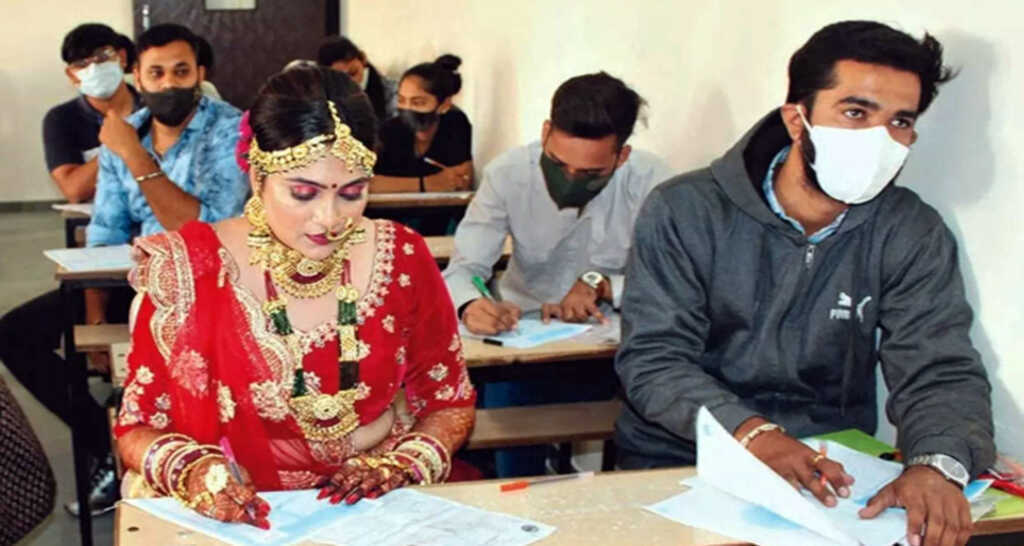 বউ সেজে ছাত্রী
