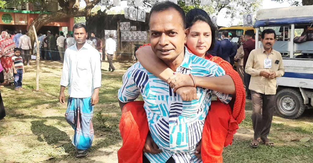 স্বামীর পিঠে চড়ে ভোট দিলেন রওশন আক্তার